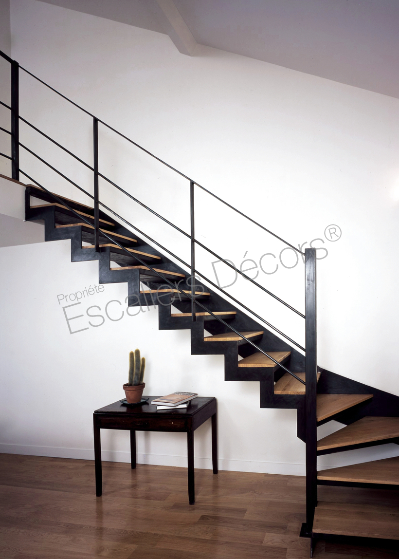 Photo DT31 - Escalier un quart Tournant Bas. Escalier d'intérieur design en métal et bois pour une décoration contemporaine.